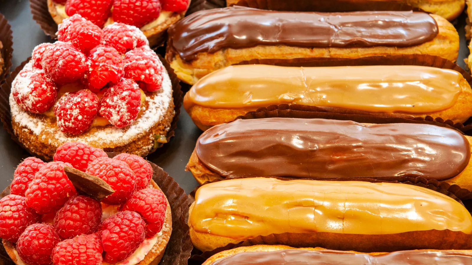 Éclairs au chocolat et au caramel, tartes aux framboises
