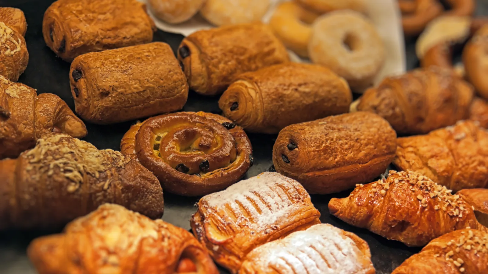 Viennoiseries pur beurre alignées en vitrine